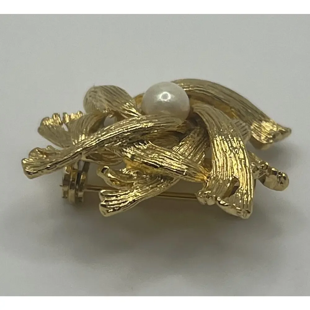 Vintage MCM Textured & Brushed Gold Tone Faux Pearl Flower? Costume Brooch
